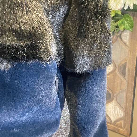 New John & Jenn Medium M Black Blue Faux Fur Bomber Jacket Womens Trendy Boxy - Picture 7 of 10